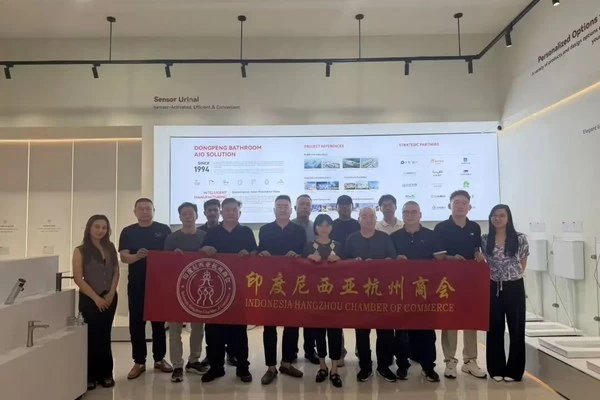 印尼杭州商会会长叶带凤率队考察东鹏瓷砖卫浴印尼总部，强调全力支持会员单位品牌宣传