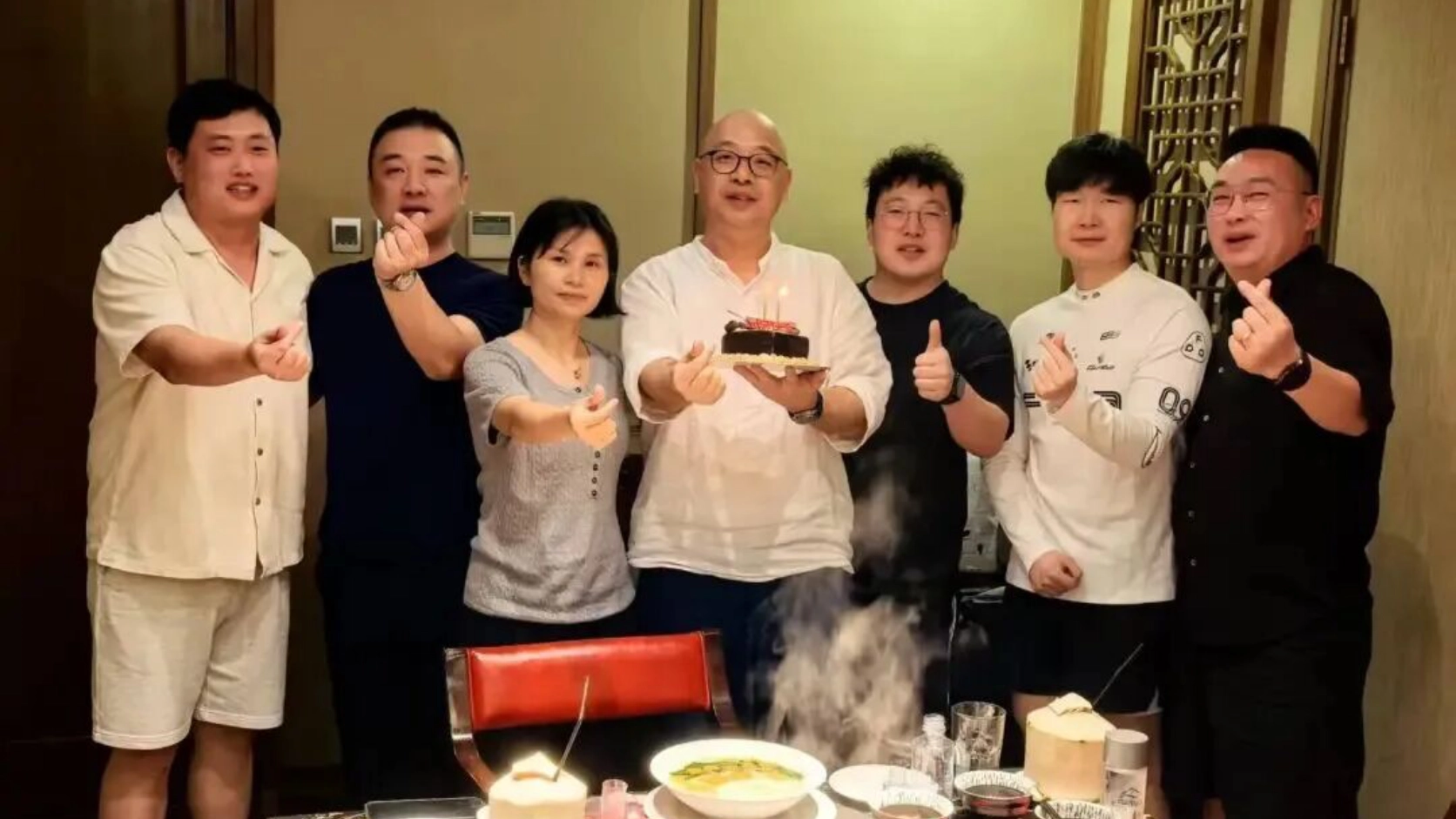 生日烛光里的商会温度：叶带凤会长携理事为秘书长楼毅暖心庆生
